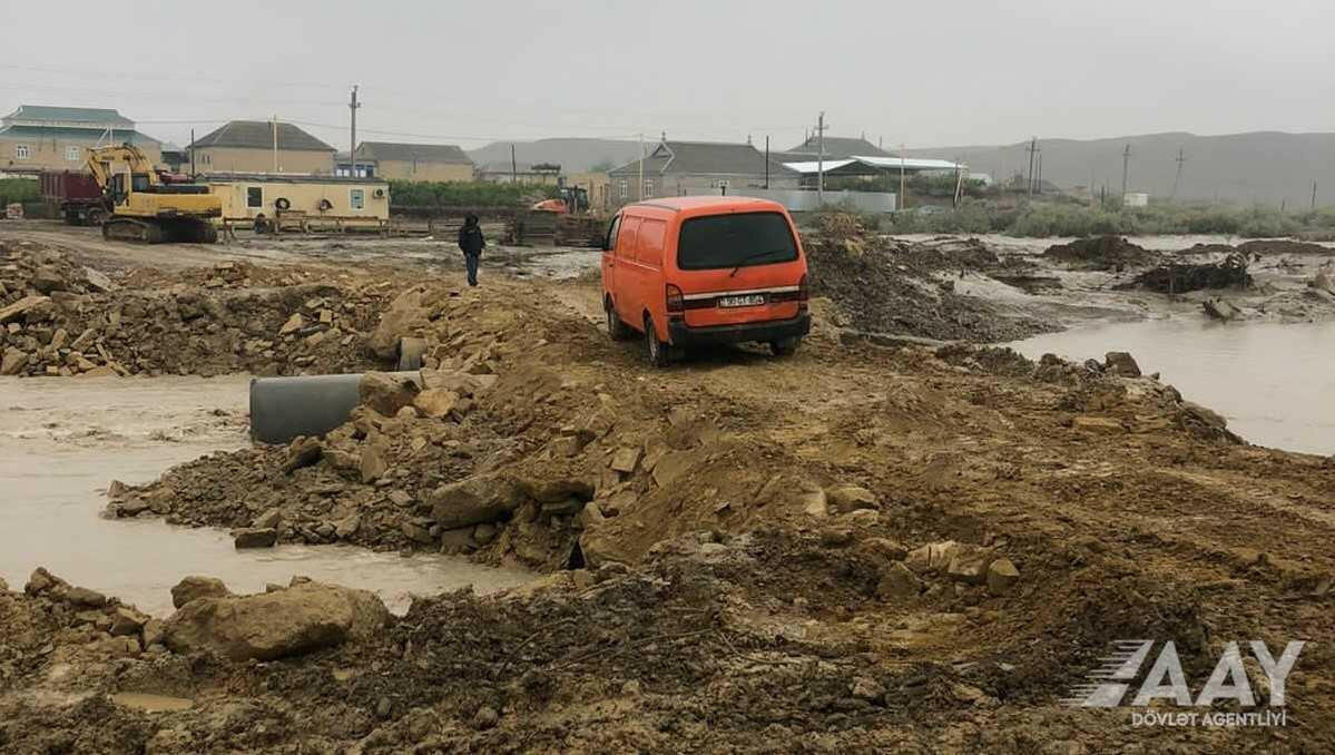 В Гаджигабуле восстановлено движение над рекой Пирсаатчай