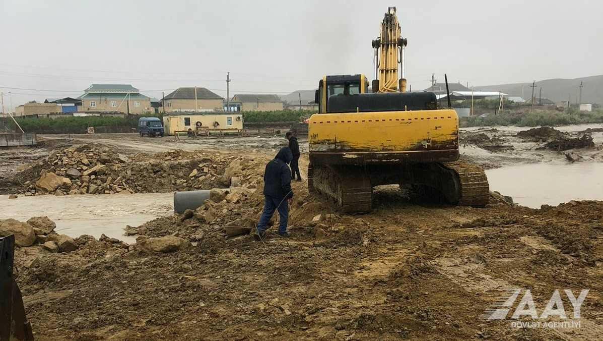В Гаджигабуле восстановлено движение над рекой Пирсаатчай