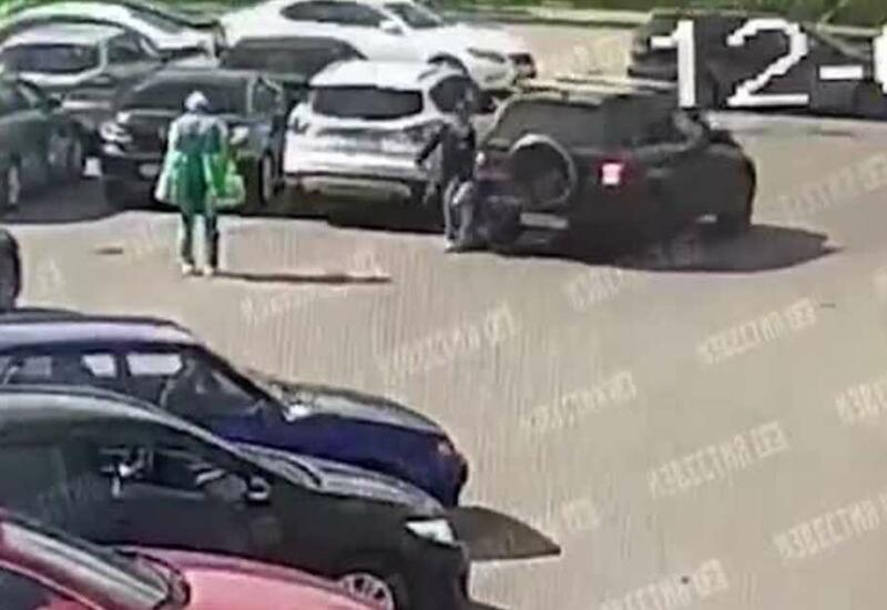 Момент смертельного наезда на ребенка на парковке
