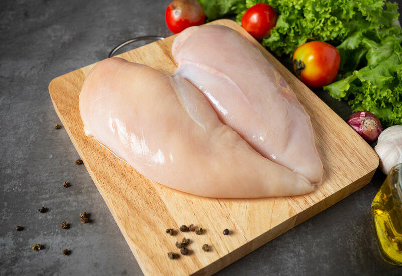 Специалист объяснил, почему нельзя мыть мясо курицы перед приготовлением