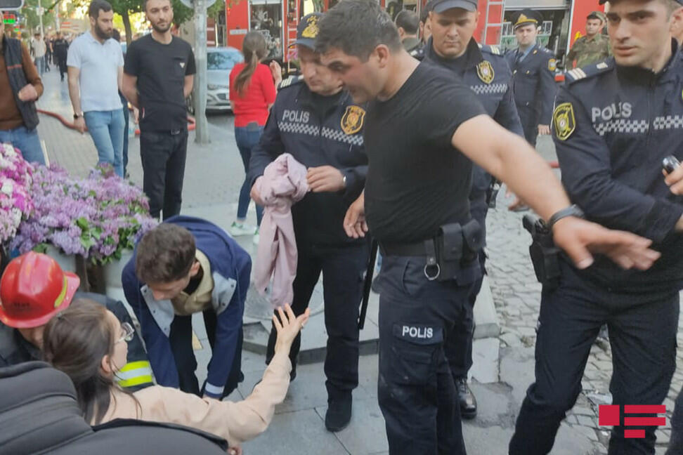 В центре Баку пожар в жилом доме