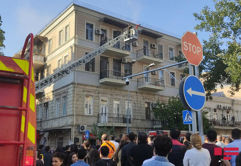 В центре Баку пожар в жилом доме