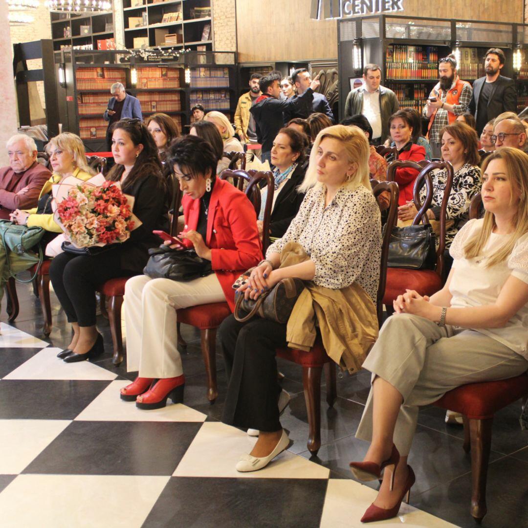 В Бакинском книжном центре прошла презентация книги "Mənim üçün qızılgül"