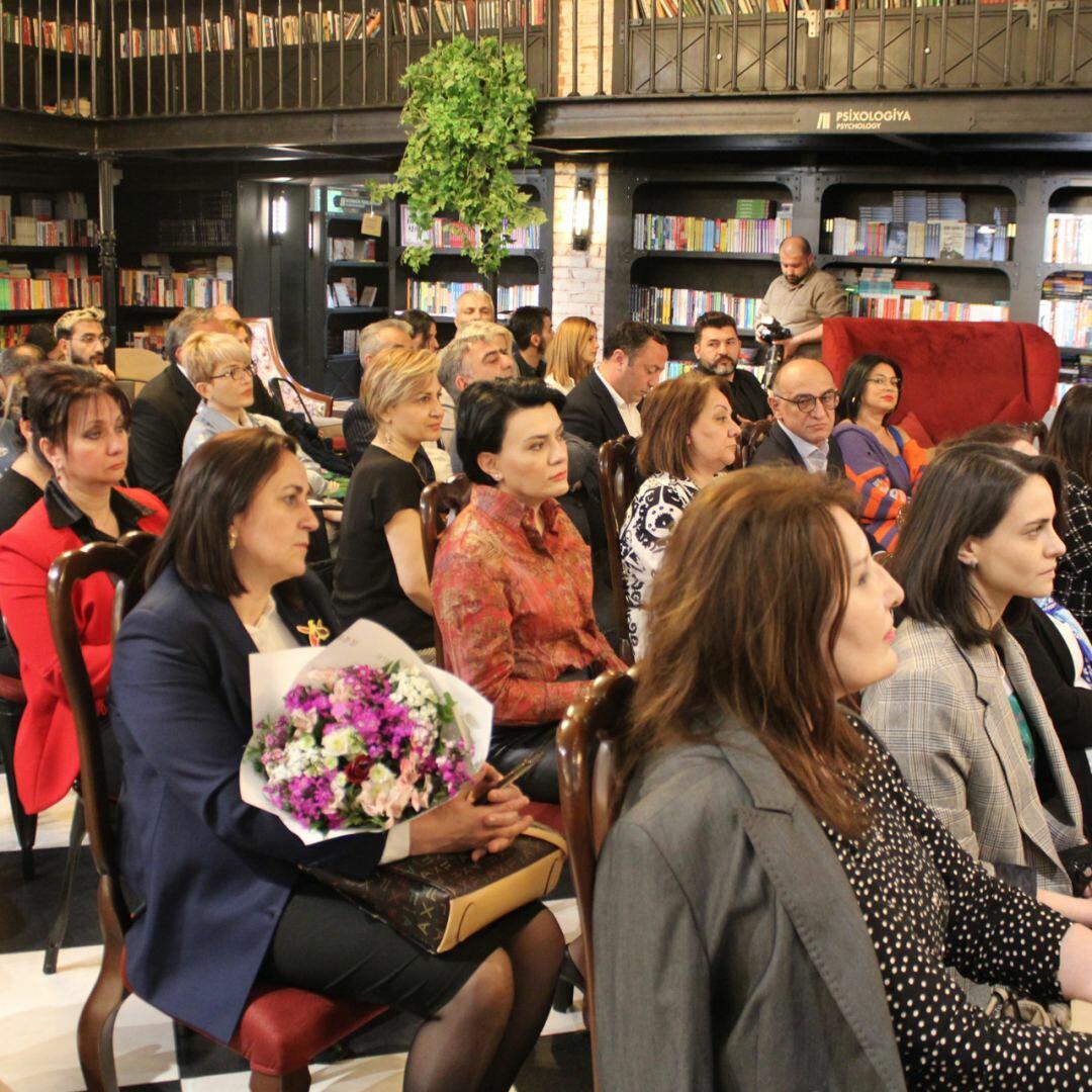 В Бакинском книжном центре прошла презентация книги "Mənim üçün qızılgül"