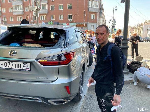 В России Lexus без водителя задавил двух пешеходов