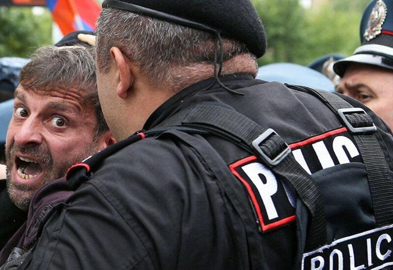 Протестующие заблокировали входы в здание МИД Армении