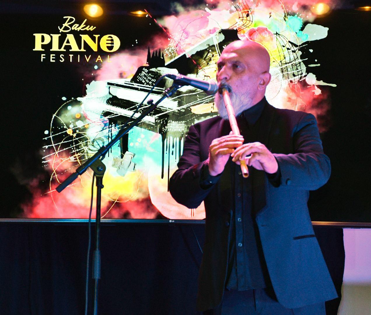 В Баку прошел концерт Tanini Trio и Гювенча Дагюстю
