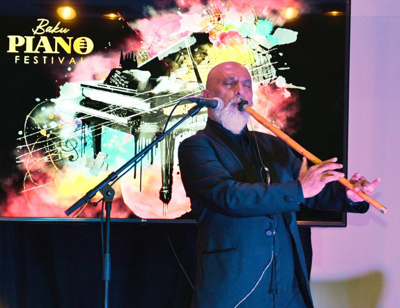 В Баку прошел концерт Tanini Trio и Гювенча Дагюстю
