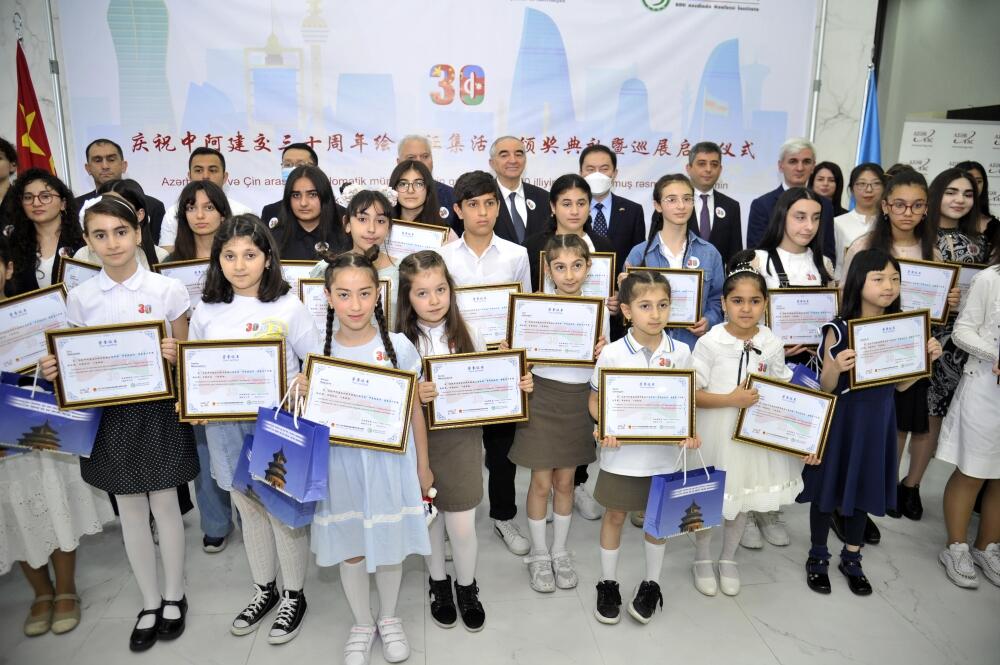 AZƏRTAC, Çin səfirliyi və Konfutsi İnstitutunun birgə təşkil etdiyi rəsm müsabiqəsinin qalibləri mükafatlandırılıb