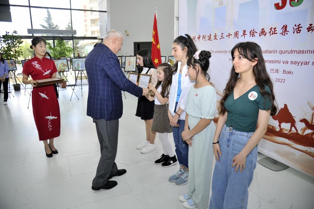 AZƏRTAC, Çin səfirliyi və Konfutsi İnstitutunun birgə təşkil etdiyi rəsm müsabiqəsinin qalibləri mükafatlandırılıb
