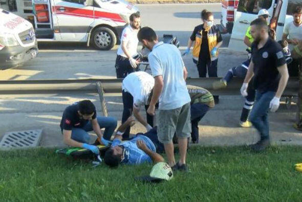 В Стамбуле микроавтобус с рабочими врезался в грузовик, есть пострадавшие