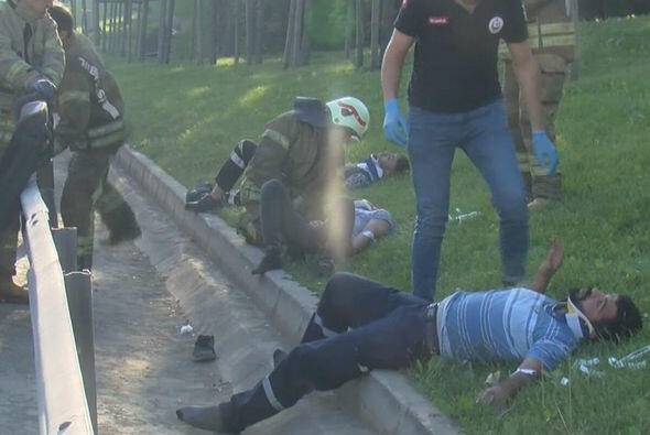 В Стамбуле микроавтобус с рабочими врезался в грузовик, есть пострадавшие