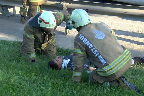 В Стамбуле микроавтобус с рабочими врезался в грузовик, есть пострадавшие