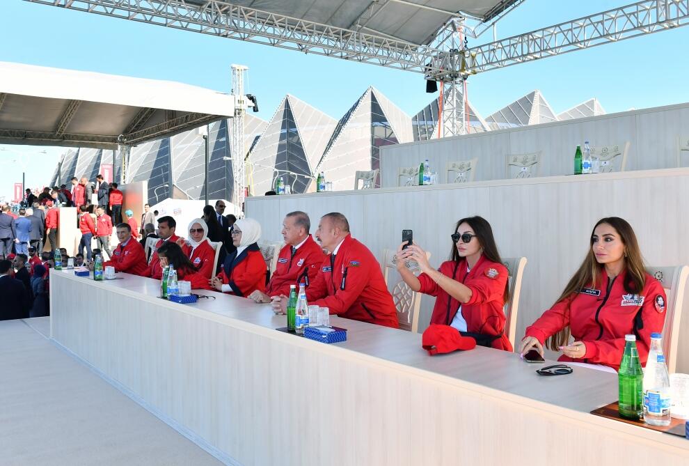 Prezidentlər İlham Əliyev, Rəcəb Tayyib Ərdoğan və Birinci xanımlar Mehriban Əliyeva, Əminə Ərdoğan “TEKNOFEST Azərbaycan”da aviaşounu izləyiblər