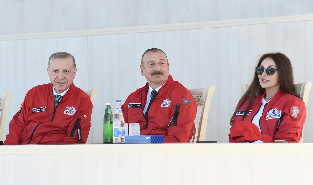 Prezidentlər İlham Əliyev, Rəcəb Tayyib Ərdoğan və Birinci xanımlar Mehriban Əliyeva, Əminə Ərdoğan “TEKNOFEST Azərbaycan”da aviaşounu izləyiblər