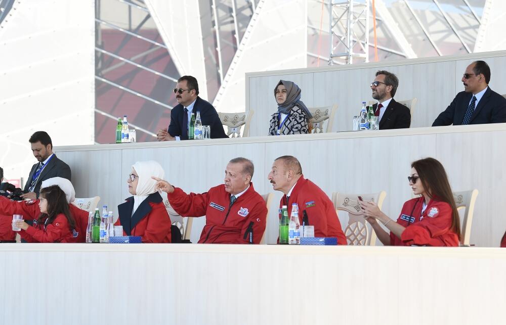 Prezidentlər İlham Əliyev, Rəcəb Tayyib Ərdoğan və Birinci xanımlar Mehriban Əliyeva, Əminə Ərdoğan “TEKNOFEST Azərbaycan”da aviaşounu izləyiblər
