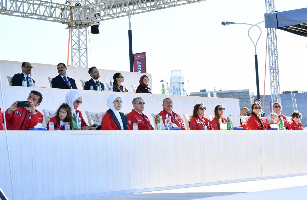 Prezidentlər İlham Əliyev, Rəcəb Tayyib Ərdoğan və Birinci xanımlar Mehriban Əliyeva, Əminə Ərdoğan “TEKNOFEST Azərbaycan”da aviaşounu izləyiblər