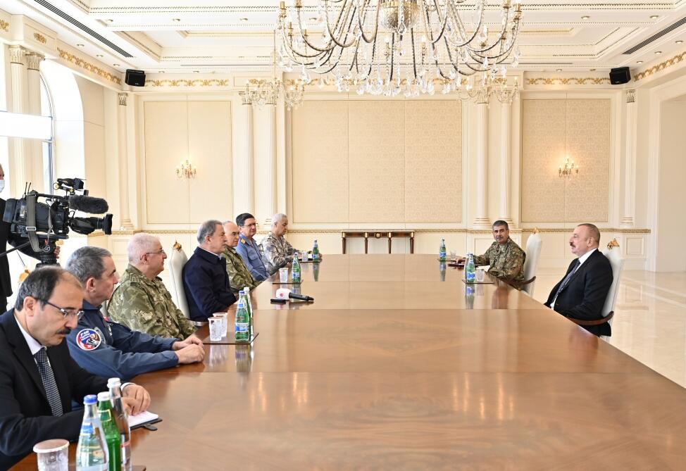 Президент Ильхам Алиев принял делегацию во главе с министром национальной обороны Турции