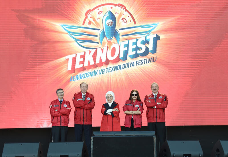 Prezidentlər İlham Əliyev, Rəcəb Tayyib Ərdoğan və Birinci xanımlar Mehriban Əliyeva, Əminə Ərdoğan “TEKNOFEST Azərbaycan”da xatirə fotosu çəkdirib