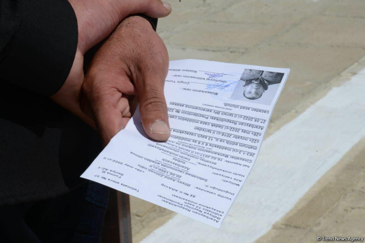 Первые минуты свободы: в Азербайджане исполняется распоряжение о помиловании