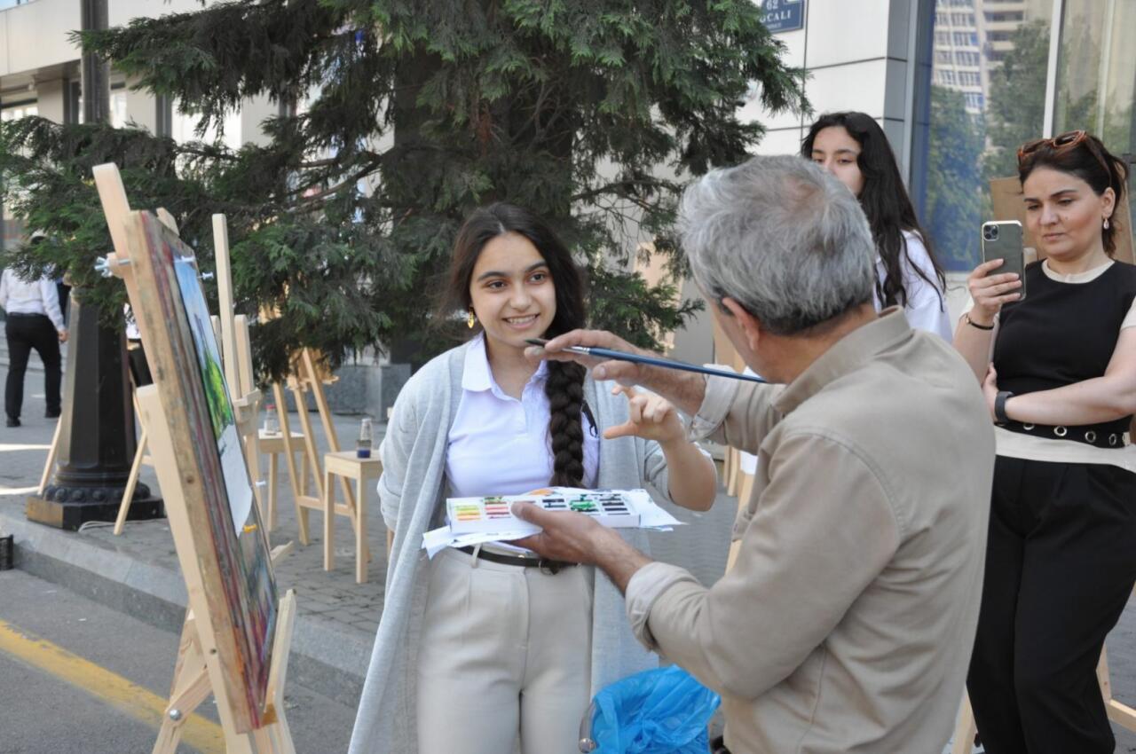 Пешеходный тротуар одной из улиц Баку украсили картинами