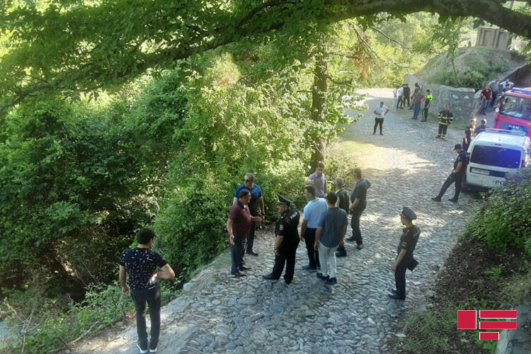 Şəkidə sərnişin avtobusu dərəyə aşıb