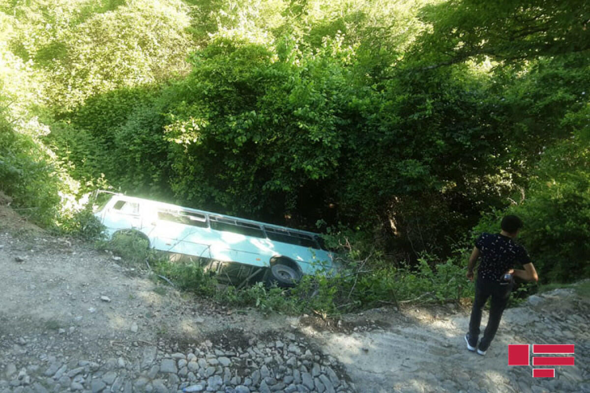 Şəkidə sərnişin avtobusu dərəyə aşıb