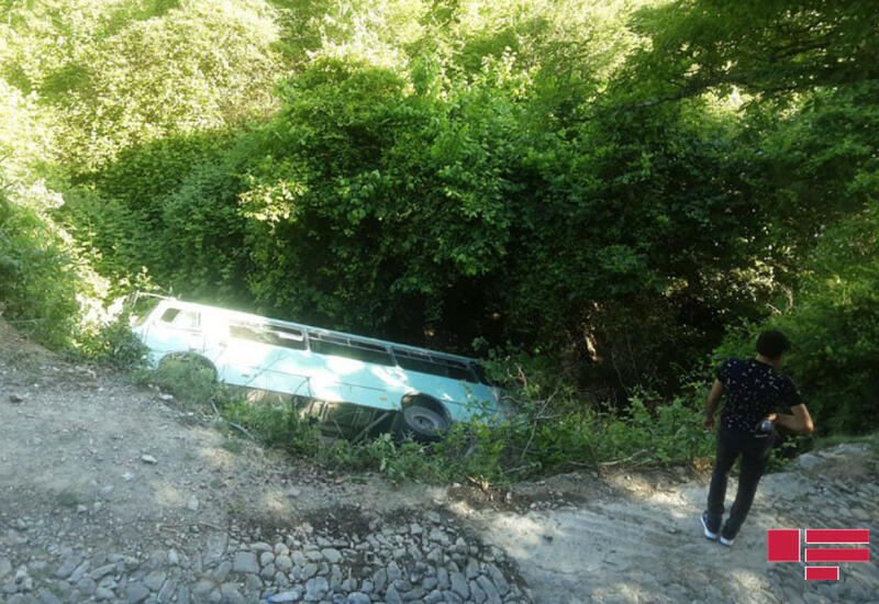 Şəkidə sərnişin avtobusu dərəyə aşıb