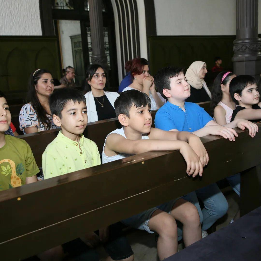 7-летней девочке дали подирижировать азербайджанским оркестром