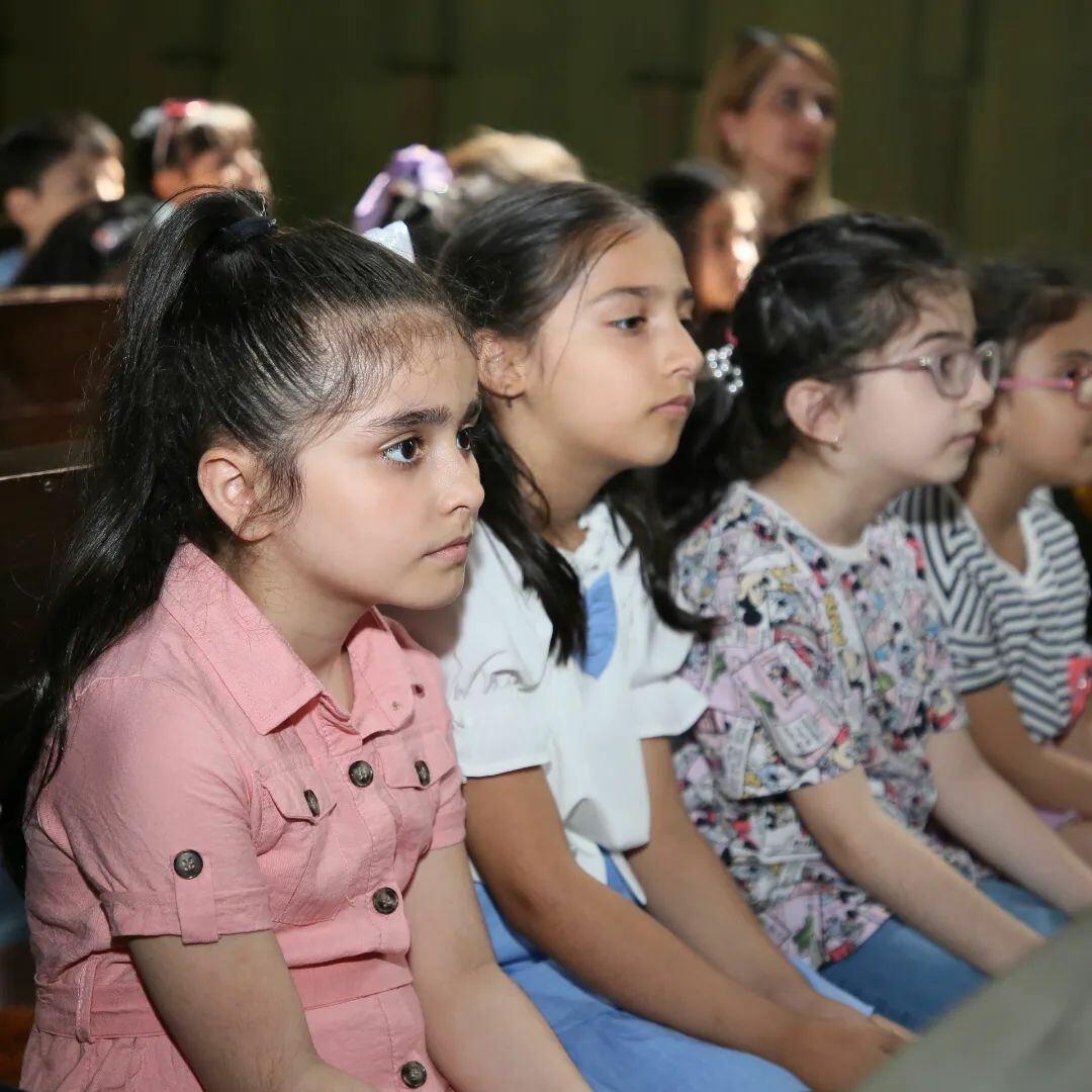 7-летней девочке дали подирижировать азербайджанским оркестром