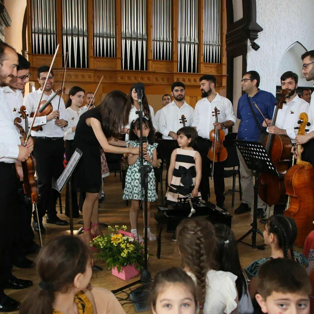 7-летней девочке дали подирижировать азербайджанским оркестром