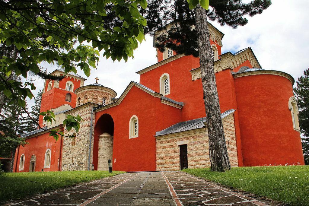 В Баку показали сербские монастыри