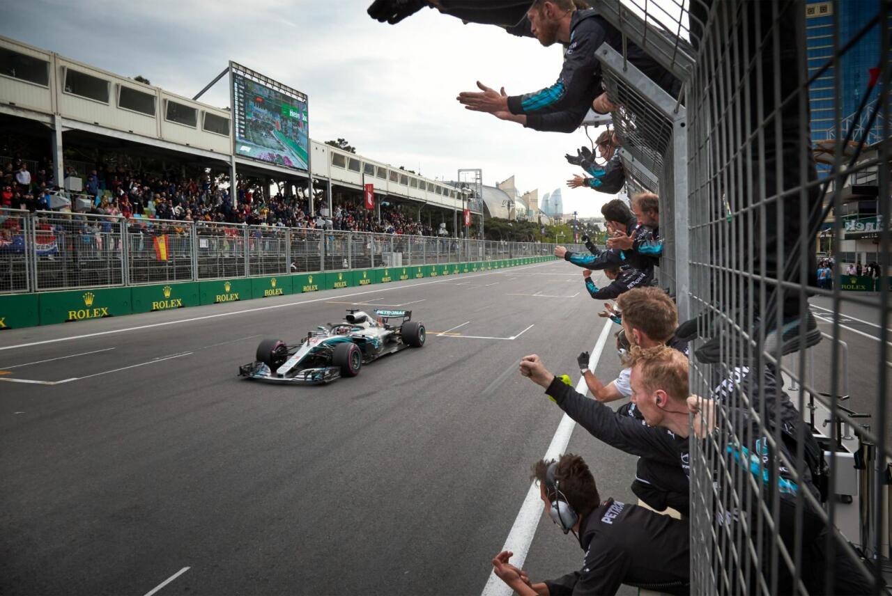 "Mercedes-AMG Petronas" Bakıdakı Formula 1 yarışlarından fotolar paylaşıb