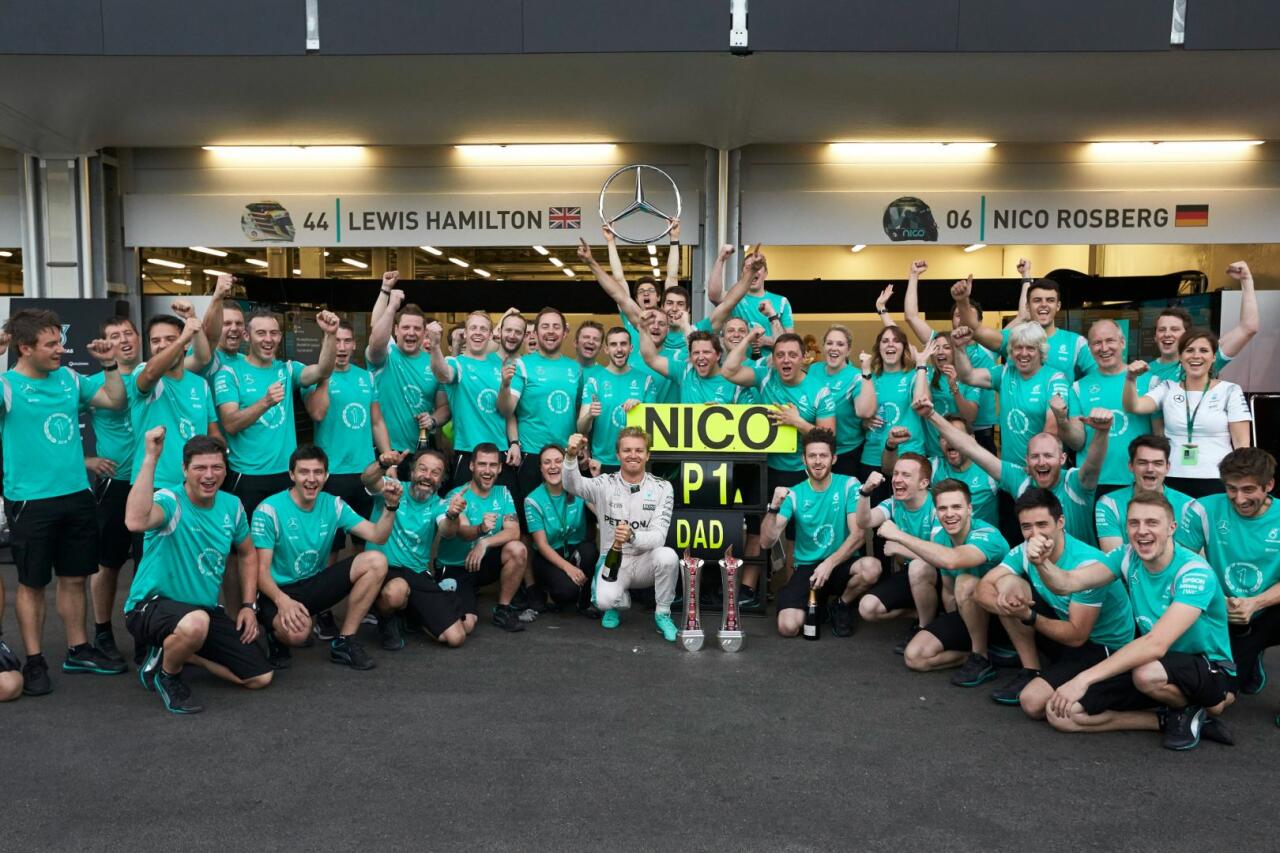 "Mercedes-AMG Petronas" Bakıdakı Formula 1 yarışlarından fotolar paylaşıb