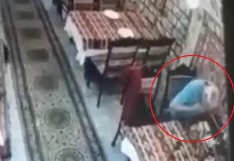 В Баку мужчина подавился едой в ресторане