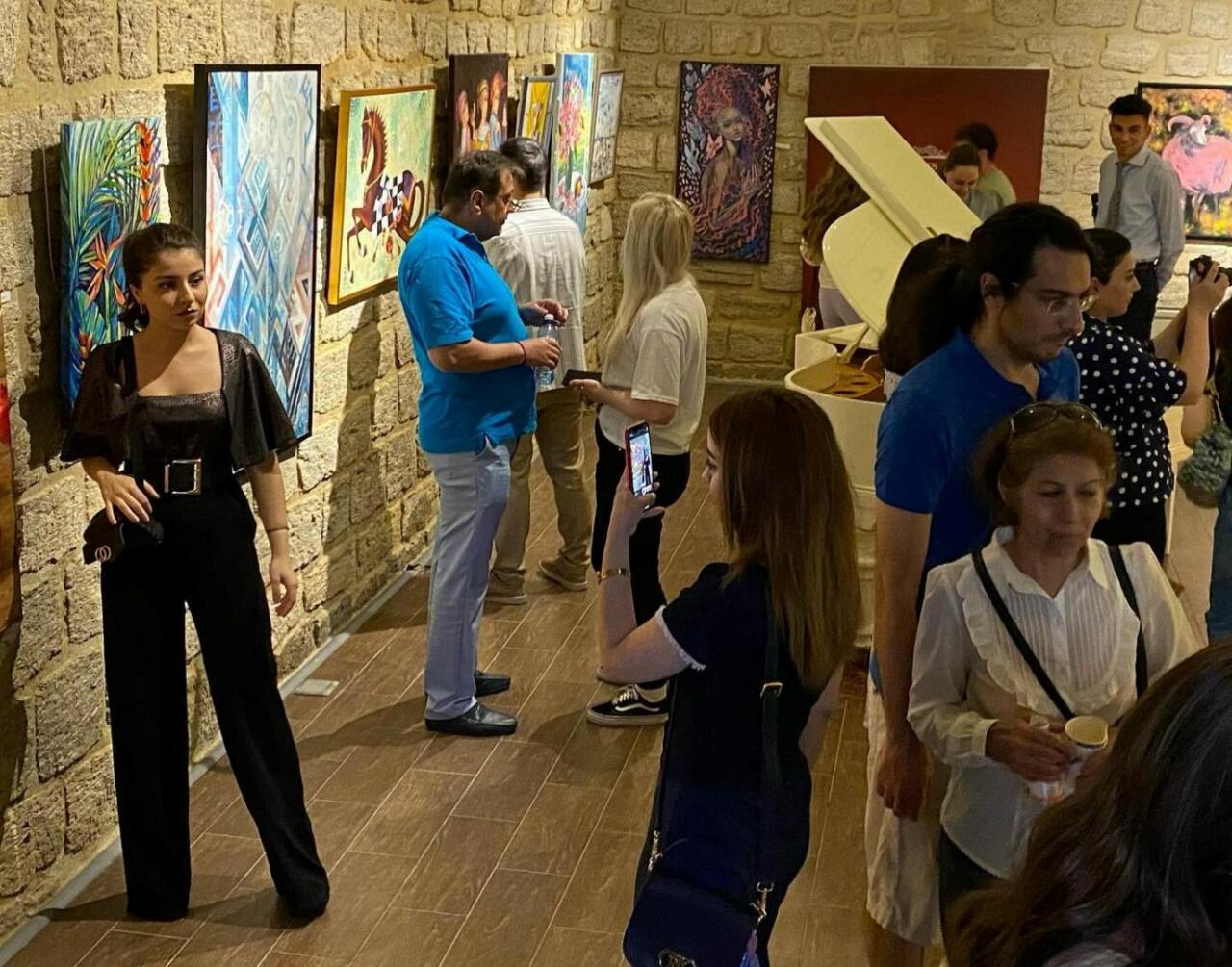 В старинной части Баку появились красочные произведения