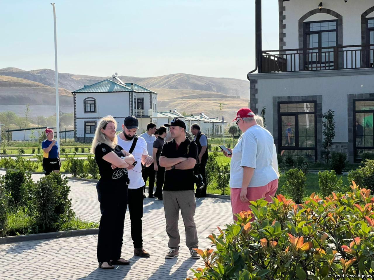 Группа международных путешественников посетила "умное село" Агалы