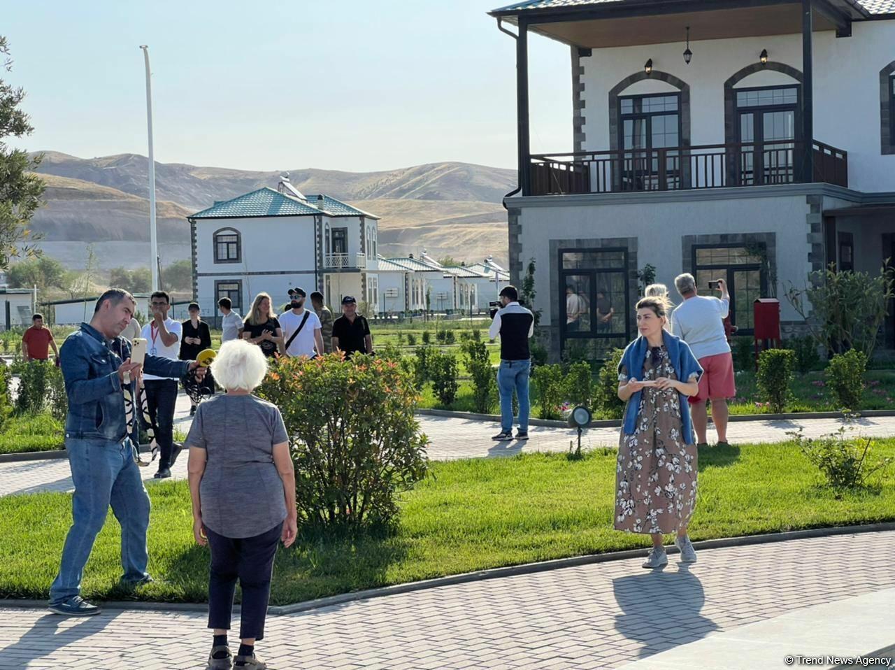 Группа международных путешественников посетила "умное село" Агалы