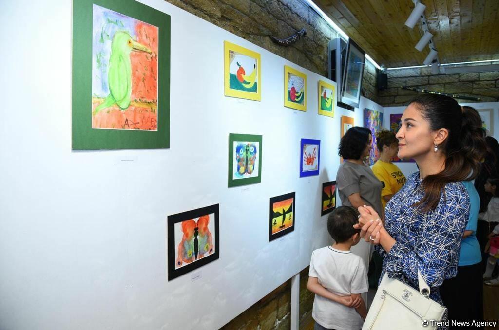 Leonardo Art School Baku организовала выставку юных художников «Полет фантазий»