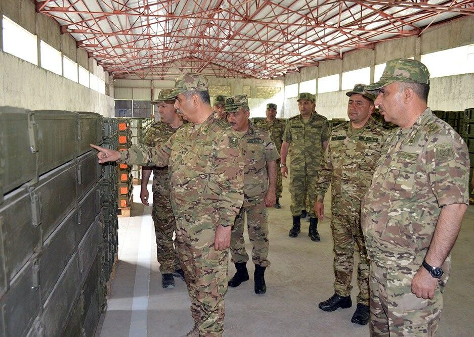Закир Гасанов осмотрел строящиеся военные объекты в Кяльбаджаре и Лачине
