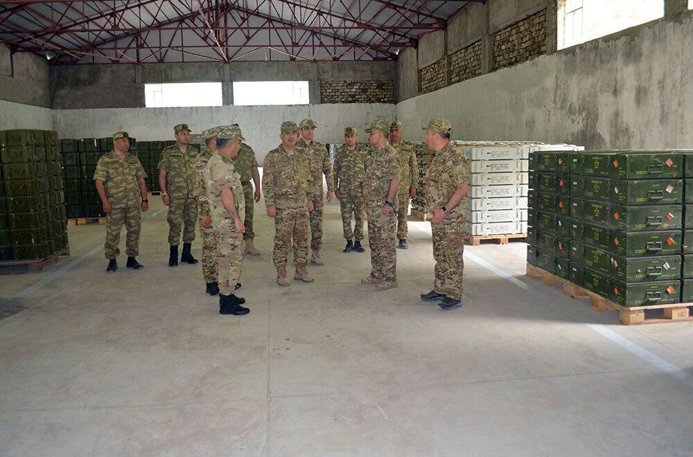 Закир Гасанов осмотрел строящиеся военные объекты в Кяльбаджаре и Лачине