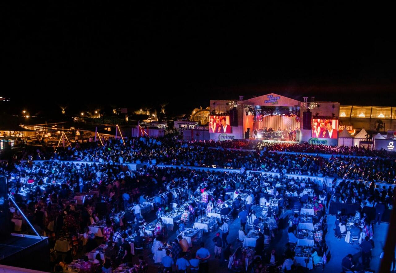 На живописном побережье Баку стартовал грандиозный Sea Breeze Summer Fest