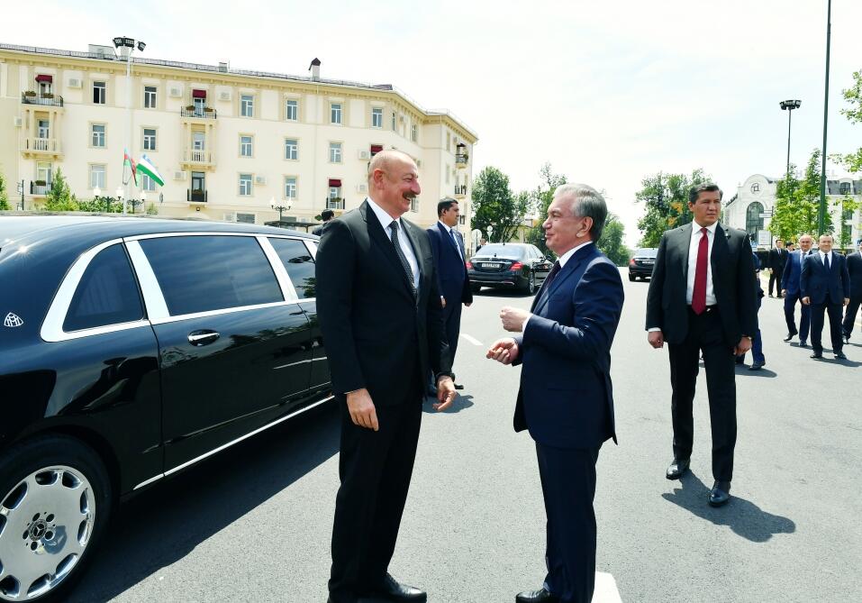 Президент Ильхам Алиев и Президент Узбекистана Шавкат Мирзиёев приняли участие в церемонии открытия площади Гейдара Алиева в Ташкенте