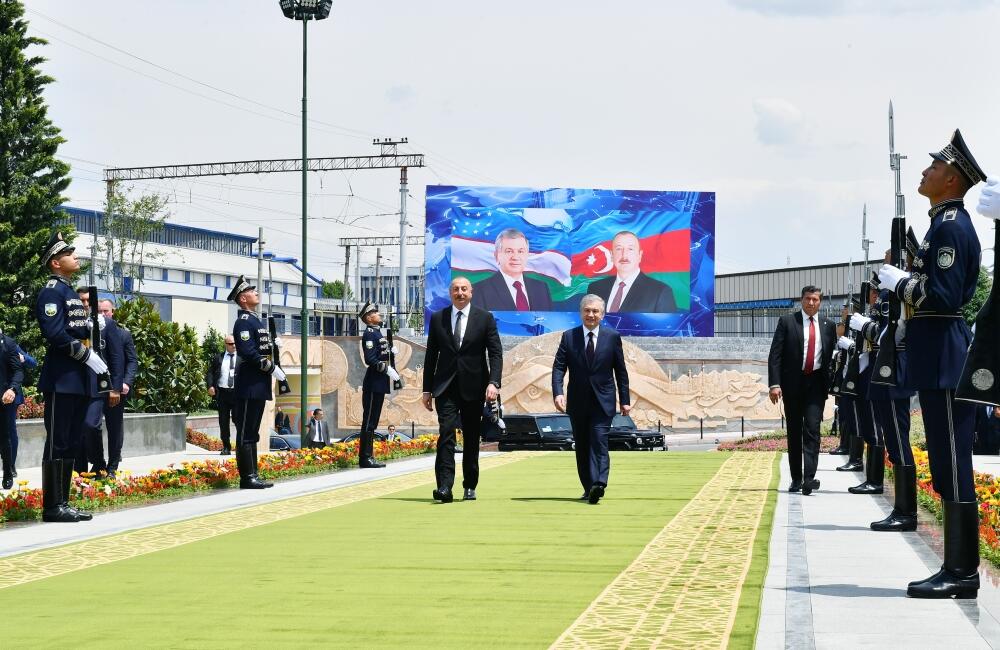 Президент Ильхам Алиев и Президент Узбекистана Шавкат Мирзиёев приняли участие в церемонии открытия площади Гейдара Алиева в Ташкенте