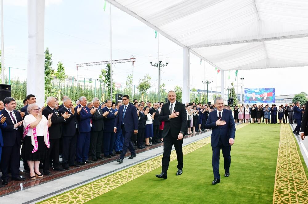 Президент Ильхам Алиев и Президент Узбекистана Шавкат Мирзиёев приняли участие в церемонии открытия площади Гейдара Алиева в Ташкенте