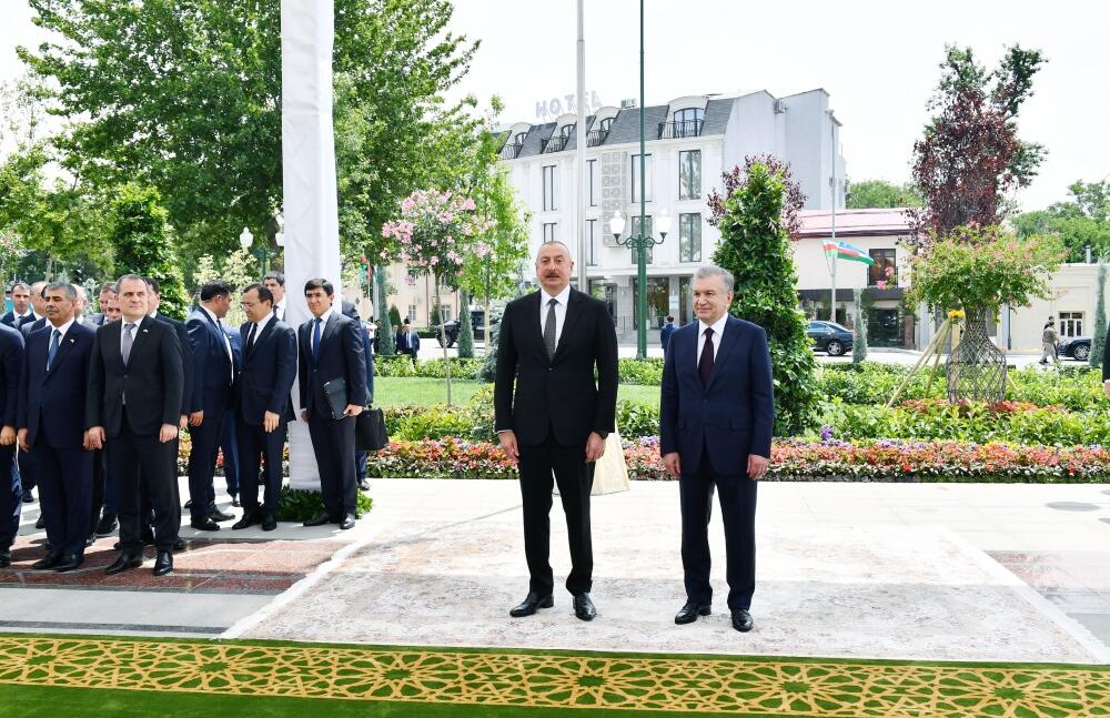 Президент Ильхам Алиев и Президент Узбекистана Шавкат Мирзиёев приняли участие в церемонии открытия площади Гейдара Алиева в Ташкенте