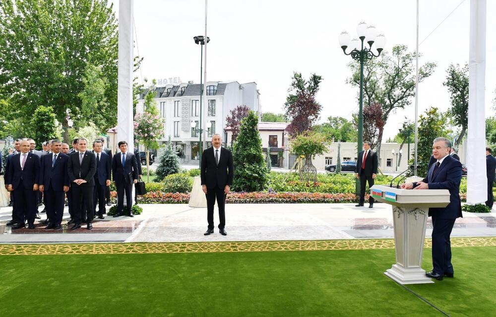 Президент Ильхам Алиев и Президент Узбекистана Шавкат Мирзиёев приняли участие в церемонии открытия площади Гейдара Алиева в Ташкенте