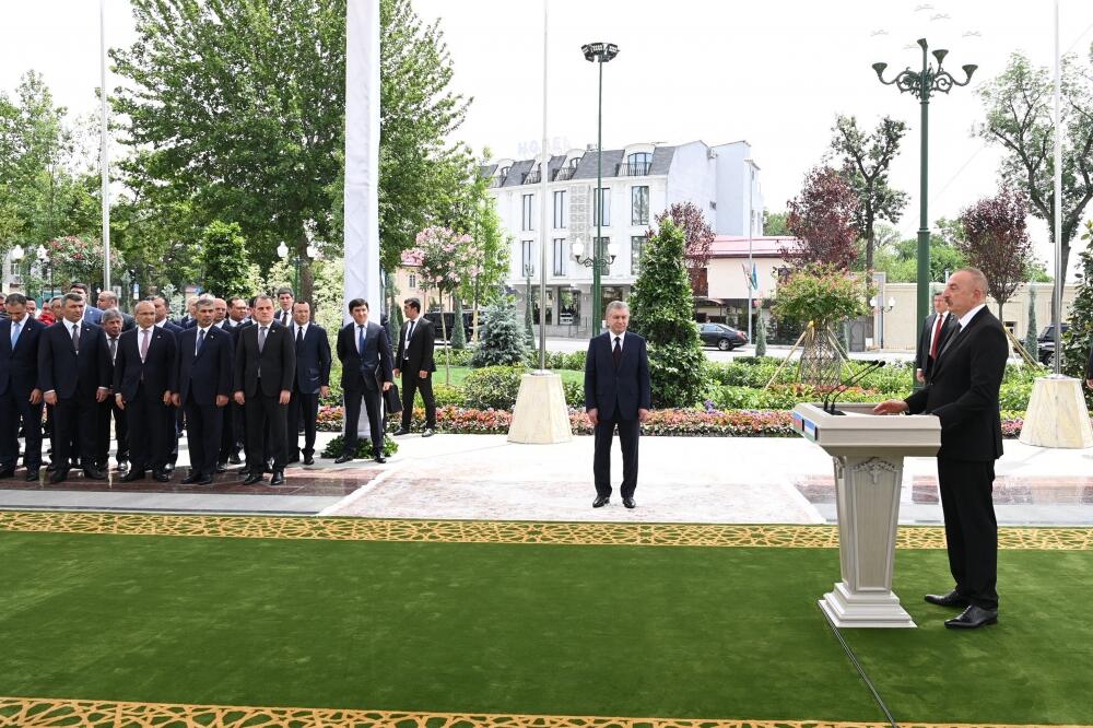 Президент Ильхам Алиев и Президент Узбекистана Шавкат Мирзиёев приняли участие в церемонии открытия площади Гейдара Алиева в Ташкенте