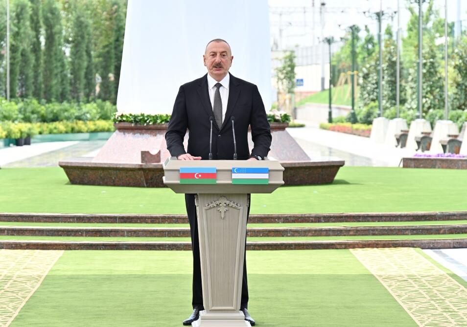 Президент Ильхам Алиев и Президент Узбекистана Шавкат Мирзиёев приняли участие в церемонии открытия площади Гейдара Алиева в Ташкенте