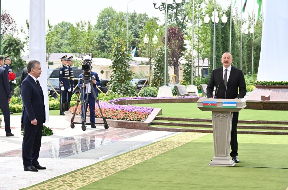 Президент Ильхам Алиев и Президент Узбекистана Шавкат Мирзиёев приняли участие в церемонии открытия площади Гейдара Алиева в Ташкенте